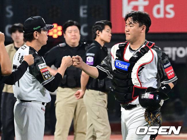 [OSEN=수원, 김성락 기자] 프로야구 KT 위즈가 역전승을 거두며 3연승을 달렸다.&nbsp;KT는 7일 수원 KT위즈파크에서 열리는 2025 신한 SOL Bank KBO리그 SSG 랜더스와의 홈경기를 3-2로 역전승했다.&nbsp;경기 종료 후 KT 이강철 감독, 장성우가 하이파이브를 하고 있다.  2025.06.07 / ksl0919@osen.co.kr