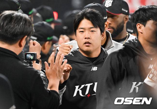 [OSEN=수원, 박준형 기자]  &nbsp;KT가 투타 조화를 앞세워 연승을 달렸다.KT는 9일 수원KT위즈파크에서 열린 ‘2025 신한 SOL BANK KBO리그’  NC와의 대결에서 4-1로 승리했다.경기종료 후 KT 강백호가 동료들과 승리의 기쁨을 나누고 있다.     2025.04.09 /