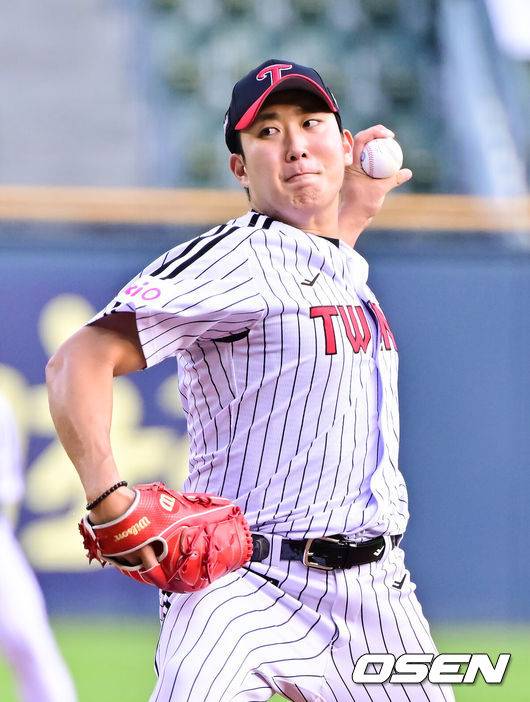 [OSEN=잠실, 박준형 기자] 9일 오후 서울 잠실구장에서 ‘2025 신한 SOL BANK KBO리그’ LG 트윈스와 키움 히어로즈의 경기가 진행됐다.이날 경기에서 LG는 손주영을, 키움은 정현우를 선발투수로 내세웠다. 1회초 LG 선발투수 손주영이 역투하고 있다. 2025.07.09 /  soul1014@osen.co.kr