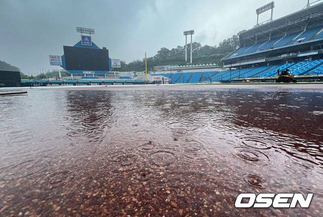 18일 대구삼성라이온즈파크에서 삼성과 키움 히어로즈의 맞대결이 예정됐다. 하지만 오후 6시 14분 그라운드 사정으로 취소 결정이 내려졌다.  / OSEN DB