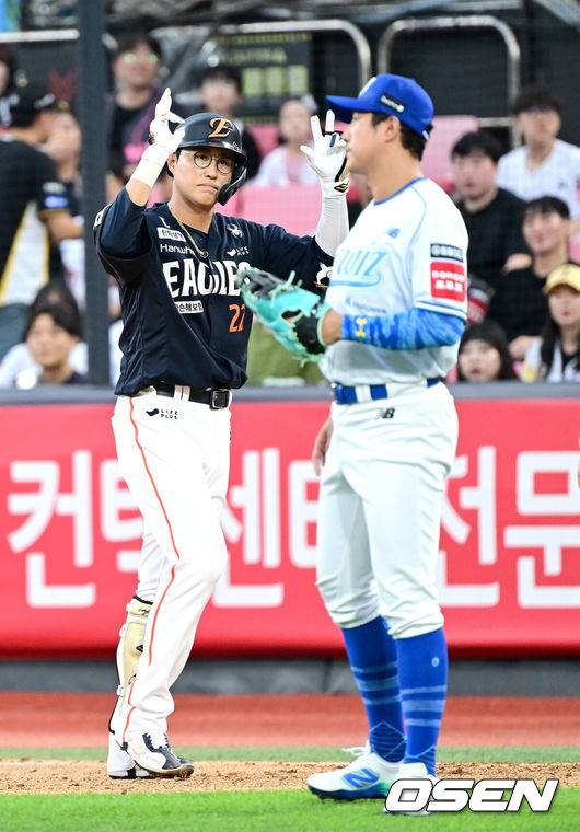 [OSEN=수원, 최규한 기자] 18일 수원 KT위즈파크에서 ‘2025 신한 SOL Bank KBO리그’ KT 위즈와 한화 이글스의 경기가 열렸다.홈팀 KT는 오원석, 방문팀 한화는 코디 폰세를 선발로 내세웠다.3회초 2사 2루 상황 한화 채은성이 달아나는 1타점 적시타를 날리고 1루에 안착해 기뻐하고 있다. 2025.07.18 / dreamer@osen.co.kr