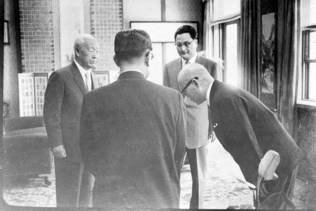 ▲ 이승만 대통령이 1958년 5월에 한국을 방문한 야쓰기 카즈오(오른쪽) 특사의 인사를 받고 있다. ⓒ 국가기록원