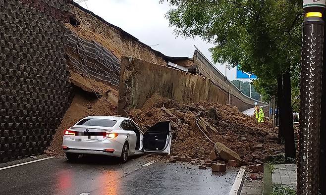 16일 집중 호우로 경기 오산 가장교차로 고가도록 옹벽이 붕괴돼 차량 2대가 깔리는 사고가 발생했다. 경기도소방재난본부 제공