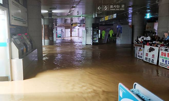 호우 특보가 발효된 17일 광주 서구 마륵동 상무역사가 빗물에 잠겨 있다. 광주시 제공