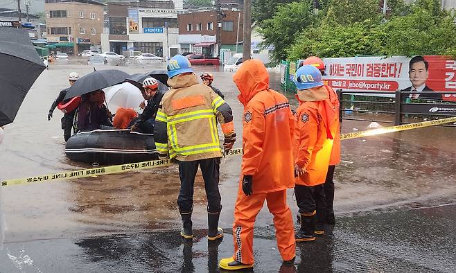 17일 오후 대구 북구 노곡동 일대가 침수돼 구조 당국은 구명보트를 동원해 고립된 주민을 계속해서 구조하고 있다.대구소방안전본부 제공