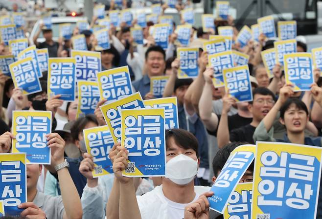 18일 오후 서울 광화문 세종대로 서십자각 앞에서 열린 ‘청년 공무원 300인 집회’에 참가한 청년 공무원들이 임금 인상을 요구하며 손팻말을 들고 구호를 외치고 있다.뉴시스