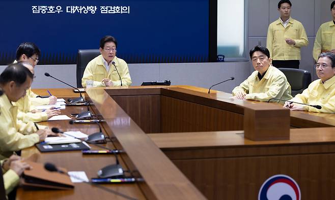 이재명 대통령이 18일 정부서울청사 중앙재난안전상황실 서울상황센터에서 열린 집중호우 대처상황 점검회의에서 발언하고 있다. 대통령실 제공