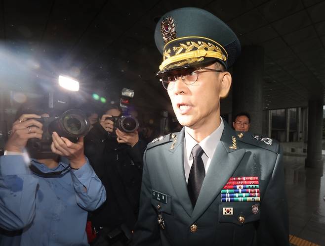 윤석열 전 대통령의 지시를 받아 평양에 무인기를 침투시켰다는 의혹을 받는 김용대 드론작전사령관이 17일 피의자 조사를 받기 위해 내란 특검 사무실이 있는 서울 서초구 서울고검으로 출석하고 있다. 연합뉴스