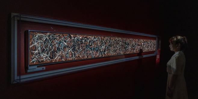 17일 광주 국립아시아문화전당(ACC) 문화창조원 복합6관에서 열린 ‘뉴욕의 거장들: 잭슨 폴록과 마크 로스코의 친구들’ 프레스투어에서 한이준 도슨트가 잭슨 폴록의 ‘수평적 구조’ 작품을 보면서 설명하고 있다.  ACC재단 제공