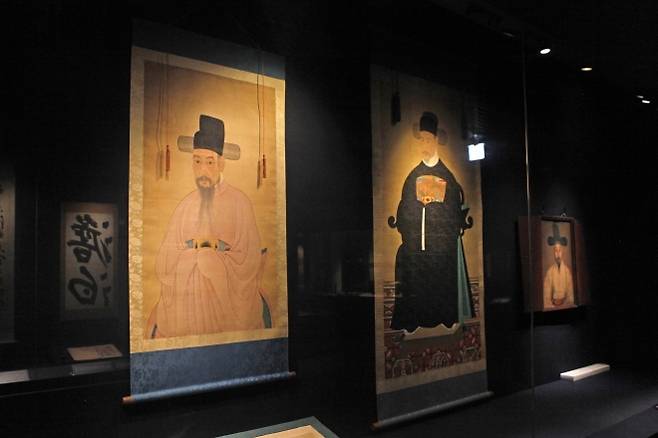 왼쪽부터 차례로 노년 시절의 이시방 초상과 젊은 시절의 이시방 초상, 그리고 세 번째가 박희수의 유화 초상화다.