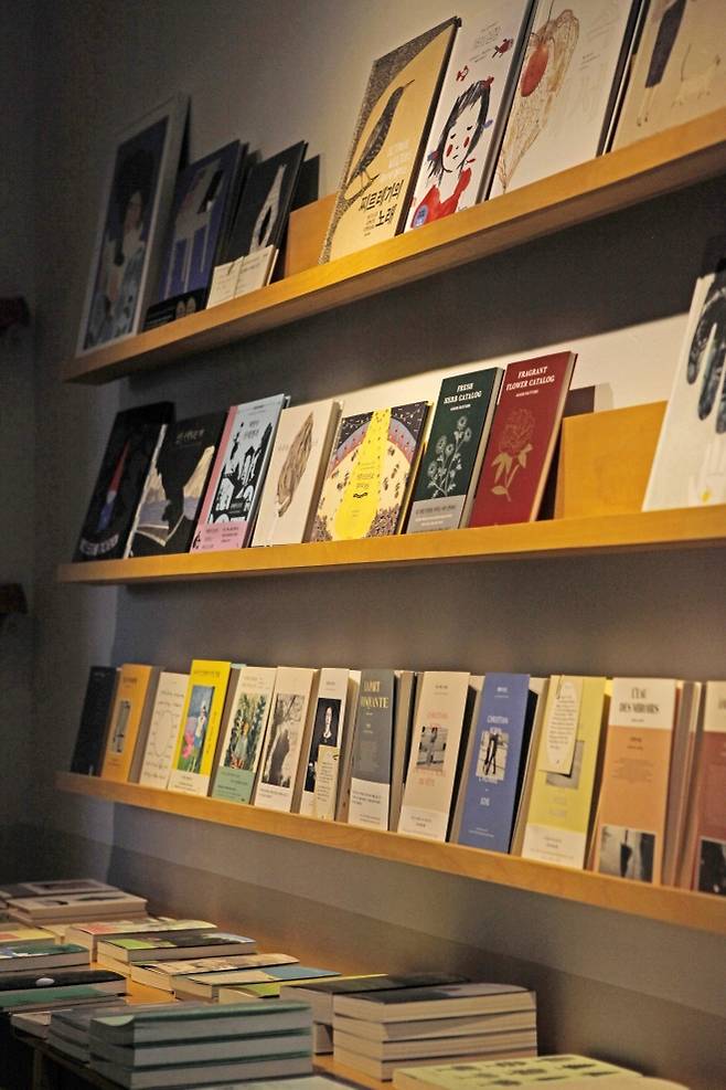 책의 정면이 보이도록 정렬한 책장은 표지가 아름다워 마치 작은 윈도갤러리 같다.