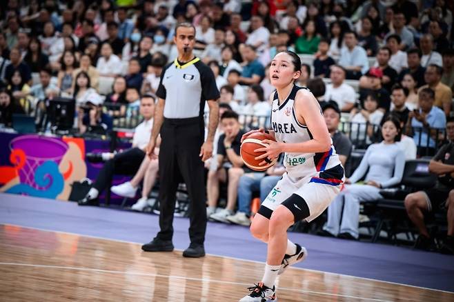 한국 여자농구 국가대표 최이샘이 15일 중국 선전 스포츠센터에서 열린 2025 국제농구연맹(FIBA) 아시아컵 조별리그 중국과의 A조 2차전에서 슛하고 있다. 국제농구연맹 제공