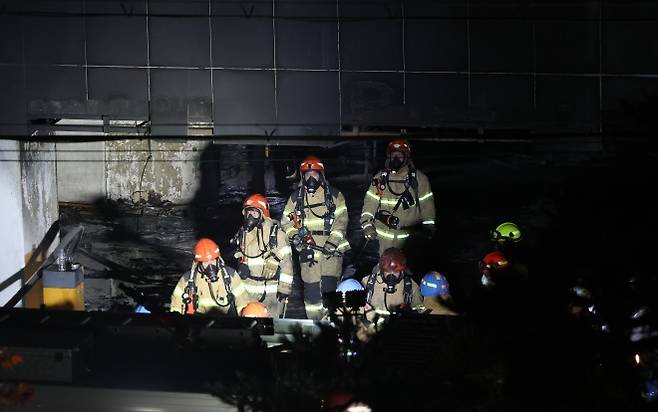 광명 아파트서 화재, 수색 이어나가는 소방 - 지난 17일 밤 경기 광명시 한 아파트 주차장에서 발생한 화재 현장에서 소방대원들이 이동하고 있다. 2025.07.18. 뉴시스