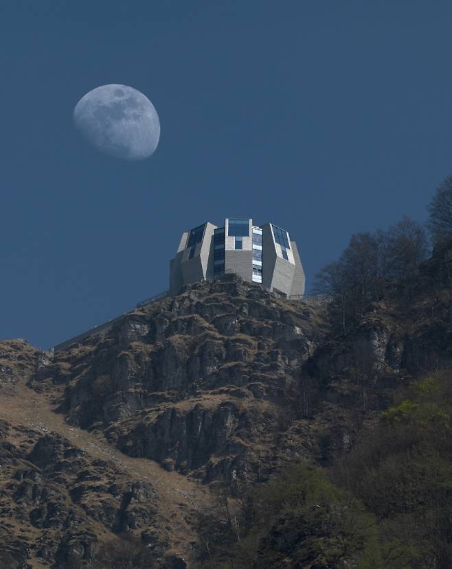 스위스 최남단인 티치노의 몬테 제네로소 꼭대기에 있는 ‘피오레 디 피에트라’.  들꽃이란 별칭으로 불리는 레스토랑으로 세계적인 건축가 마리오 보타의 작품이다. ©Enrico Cano.