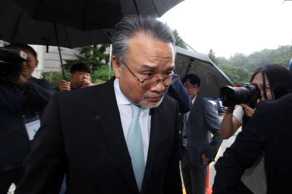 주가조작 의혹으로 김건희 여사 관련 의혹을 수사하는 민중기 특별검사팀의 조사를 받은 이일준 삼부토건 회장이 17일 서울중앙지법에서 구속 전 피의자 심문(영장실질심사)을 마친 뒤 법정을 나서고 있다. 연합뉴스