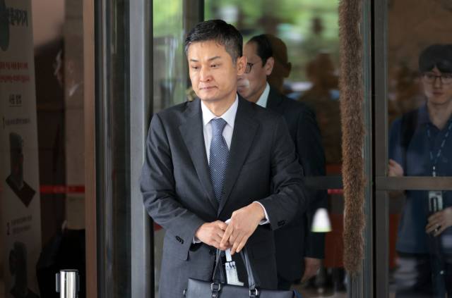 대법원이 이재용 삼성전자 회장에 대한 부당 합병, 회계 부정 의혹에 대해 무죄를 확정한 17일 서울 서초구 대법원에서 이 회장의 변호인인 김현보 김앤장 변호사가 상고심 선고를 마치고 법정을 나서고 있다. 연합뉴스