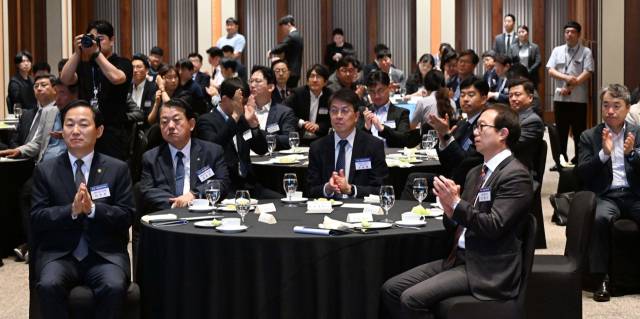 손동영 서울경제신문·서울경제TV 대표이사 사장을 비롯한 참석자들이 17일 서울 중구 신라호텔 영빈관에서 열린 제1회 국방방산전략포럼에서 박수를 치고 있다. 권욱 기자 20257.17