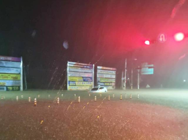 충남 서해안을 중심으로 강한 비가 내린 17일 새벽 충남 서산시 성연면 오사삼거리가 폭우로 잠겨 있다. 2025.7.17. 연합뉴스