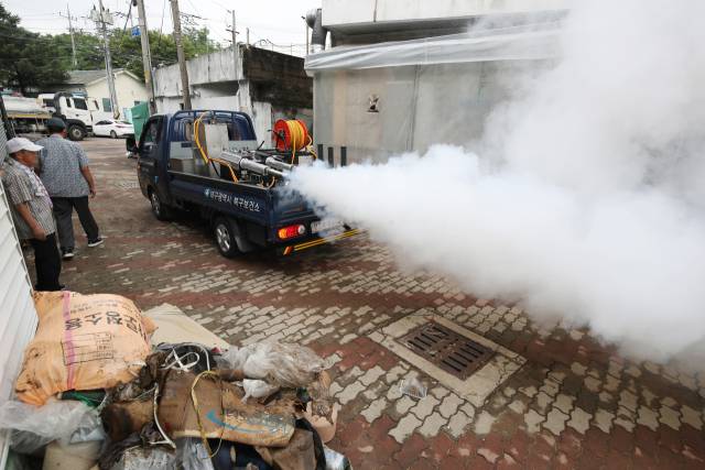 18일 대구 북구 노곡동에서 북구보건소 소독차가 전날 침수됐던 동네 곳곳을 다니며 방역작업을 하고 있다. 뉴스1