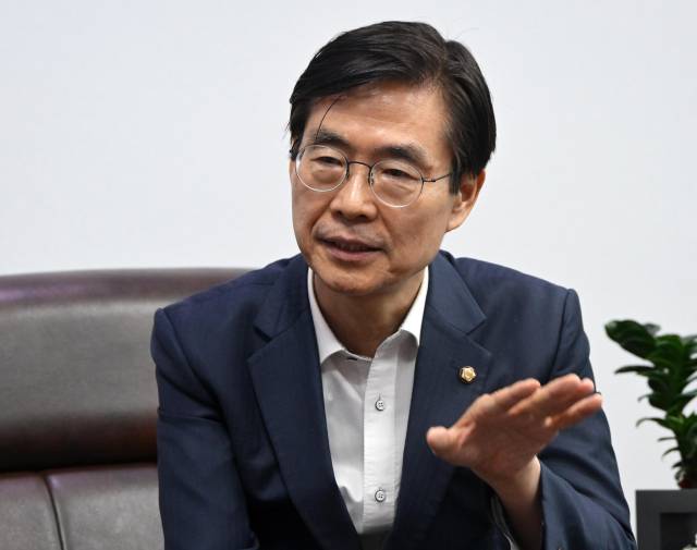 조경태 국민의힘 의원이 16일 서울 여의도 국회 의원회관에서 서울경제신문과 인터뷰를 갖고 있다. 성형주 기자