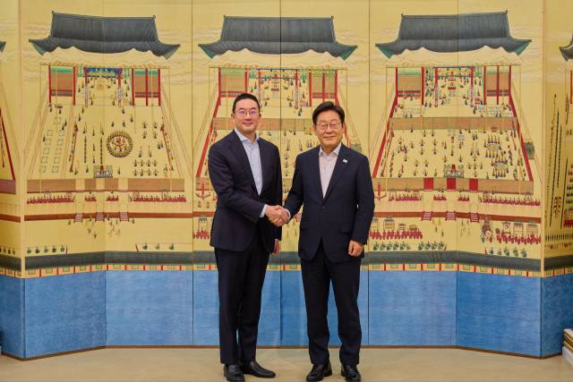 이달 15일 이재명 대통령이 서울 한남동 관저에서 구광모 LG그룹 회장과 만찬 간담회에서 악수하고 있다. 연합뉴스