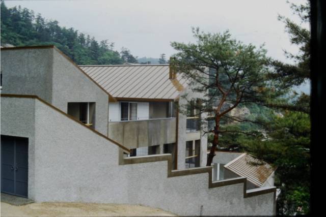 우규승 건축가가 1988년 완공한 이후 '물방울 그림'의 화가 김창열이 생의 마지막 순간까지 살며 작업했던 종로구 평창동 집은 2023년 5월 서울시 우수건축자산으로 등록됐다. /사진제공=서울시