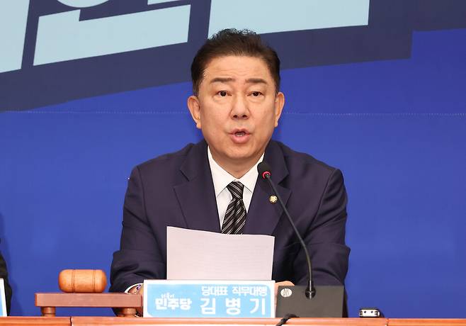 김병기 더불어민주당 대표 직무대행 겸 원내대표가 18일 국회에서 열린 최고위원회의에서 발언하고 있다. ⓒ연합뉴스