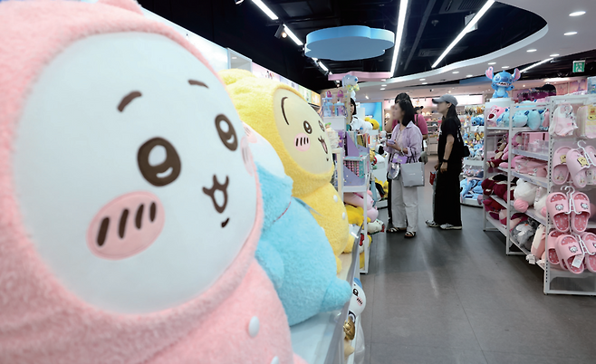 서울 시내 미니소 매장을 찾은 소비자들이 물건을 구경하고 있다. &copy; 시사저널 박정훈