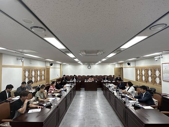 경북도의회 교육위원회는 17일 안동 시험지 유출 사건과 관련 현황 파악과 교육청의 조속한 대책 마련을 위한 긴급 간담회를 개최했다ⓒ경북도의회