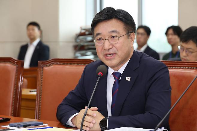 &nbsp;윤호중 행정안전부 장관 후보자가 18일 서울 여의도 국회 행정안전위원회에서 열린 인사청문회에서 의원 질의에 답하고 있다. ⓒ연합뉴스