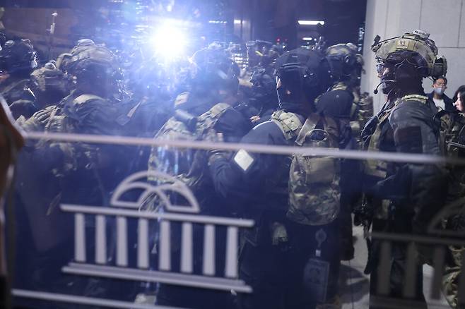 윤석열 전 대통령이 비상계엄을 선포한 직후인 2024년 12월4일 자정쯤 서울 영등포구 여의도 국회 본관으로 계엄군이 진입 준비를 하고 있다. 기사 내용과 직접적인 관련 없는 사진 ⓒ연합뉴스