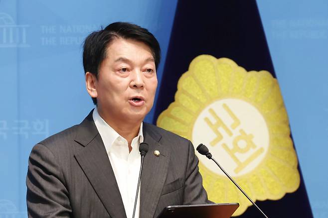 안철수 국민의힘 의원이 7월7일 국회 소통관에서 긴급 기자회견을 열고 당 혁신위원장 사퇴 의사를 밝히고 당대표 선거 출마를 선언하고 있다. ⓒ시사저널 박은숙