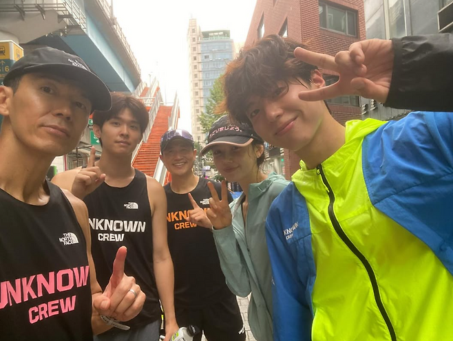 (왼쪽) 션, 이시우, 이영표, 다니엘, 박보검. SNS