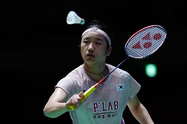 안세영이 18일 일본오픈 여자 단식 8강에서 중국 천위페이의 공격을 받아내고 있다. 신화연합뉴스