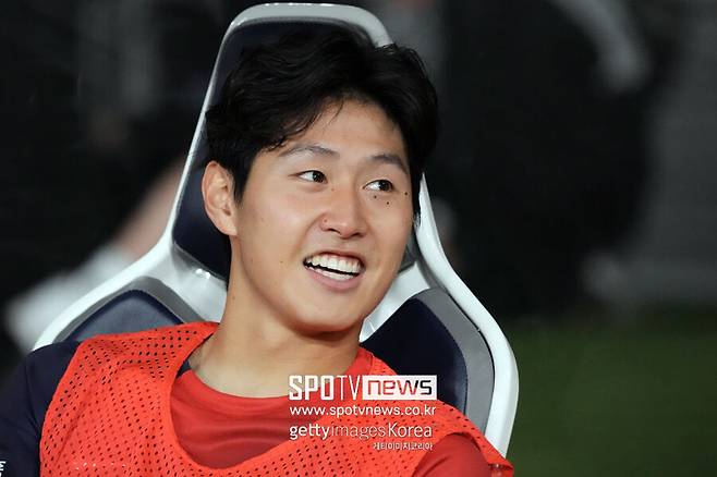 ▲ 프랑스 매체 '레퀴프'는 17일(한국시간) "이강인은 파리생제르맹(PSG) 생활에 만족하고 있다. 그는 이적을 강하게 추진하지 않을 것이다. 그는 다음에 열릴 회의에서 PSG와 향후 방향을 조율할 예정이다"라고 보도했다.