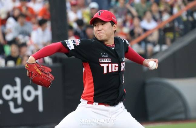 KIA 윤영철이 8일 대전 한화전에서 투구하고 있다. /사진=김진경 대기자