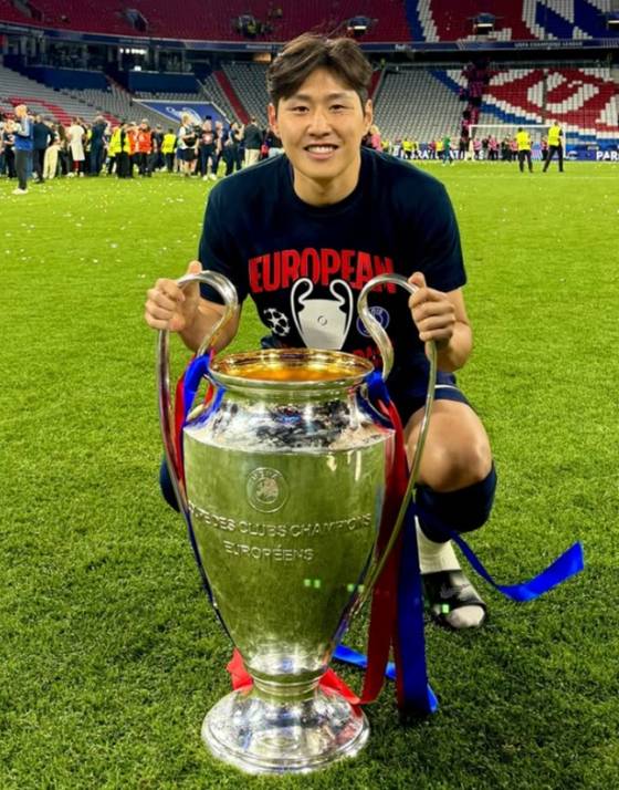 파리 생제르맹(PSG) 이강인이 1일(한국시간) 독일 뮌헨의 알리안츠 아레나에서 2024~2025 유럽축구연맹(UEFA) 챔피언스리그 우승 트로피를 잡고 기념 사진을 촬영하고 있다. /사진=이강인 SNS 캡처