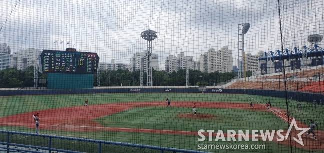 지난 7월 5일 목동야구장에서 열린 북일고와 인천고의 청룡기 대회 풍경. 이날 목동야구장에는 인천고-북일고, 대구상원고-전주고, 부산고-세원고의 경기가 열려, KBO 10개 구단 스카우트와 최소 8개 이상의 메이저리그 스카우트들이 다녀갔다. /사진=김동윤 기자