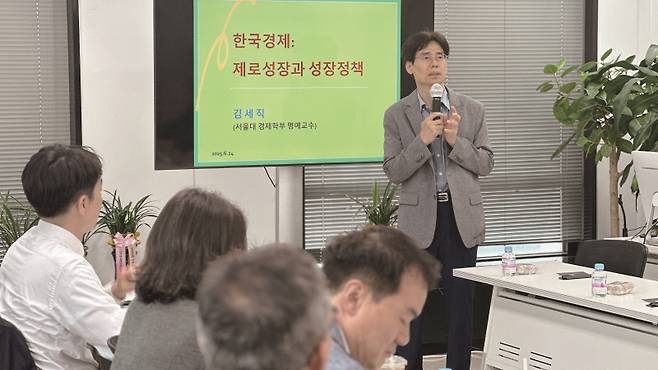 한국인터넷신문협회가 개최한 '제로성장 시대, 한국의 성장 전략 다시 쓰기'에서 강연 중인 김세직 교수.[사진｜한국인터넷신문협회 제공]