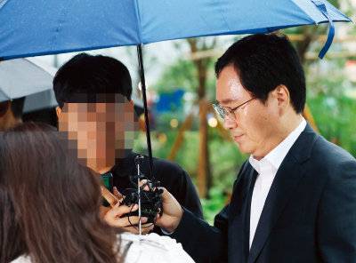 윤창호 전 한국증권금융 사장이 7월 17일 김건희 여사 관련 의혹들을 수사 중인 민중기 특별검사팀 사무실로 출석하고 있다. 김익래 전 다우키움그룹 회장은 이날 취재진을 피해 예정된 시간보다&nbsp;3시간 일찍 입실했다. 뉴스1&nbsp;