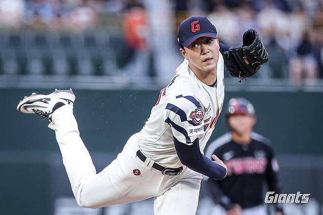 롯데 자이언츠의 '아픈 손가락' 윤성빈이 17일 잠실야구장에서 열릴 예정이었던 2025 신한 SOL Bank KBO리그 LG 트윈스와 원정경기를 앞두고 1군 엔트리에 등록됐다. 김태형 롯데 감독은 이날 '윤성빈은 볼넷을 줄 수도 있지만, 구위로 삼진을 잡을 수 있다. 특정한 상황이 되면 한 번 써보고 다시 체크를 해볼 예정'이라며 콜업 이유를 설명했다. 롯데 자이언츠