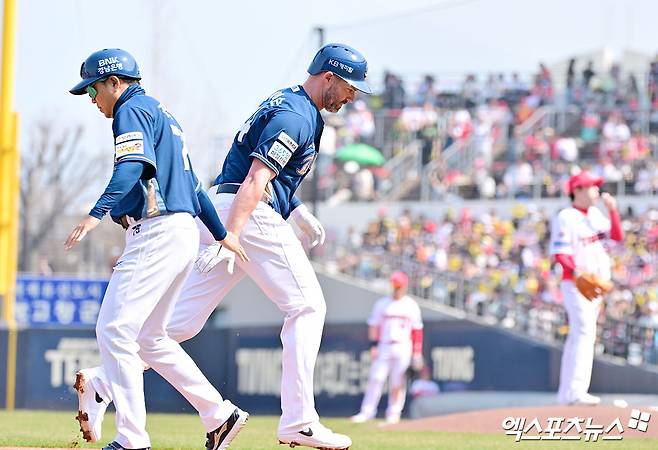 23일 오후 광주기아챔피언스필드에서 열린 '2025 신한 SOL Bank KBO리그' NC 다이노스와 KIA 타이거즈의 경기, 2회초 NC 데이비슨이 솔로 홈런을 날린 후 그라운드를 돌고 있다. 엑스포츠뉴스 DB