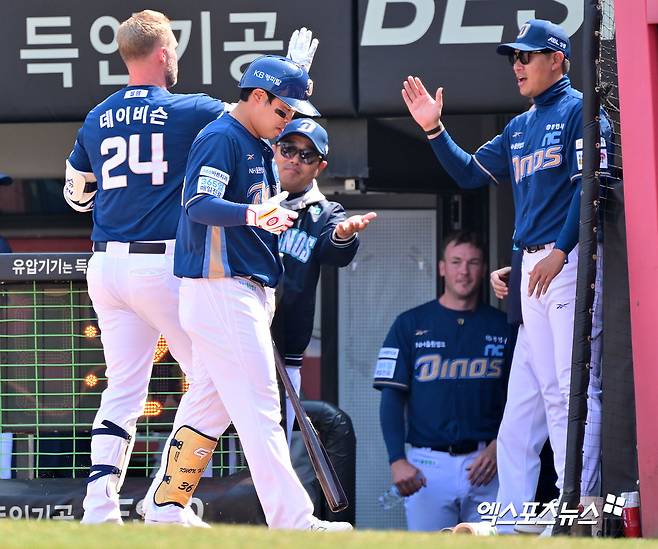 23일 오후 광주기아챔피언스필드에서 열린 '2025 신한 SOL Bank KBO리그' NC 다이노스와 KIA 타이거즈의 경기, 2회초 NC 데이비슨이 솔로 홈런을 날린 후 하이파이브를 하고 있다. 엑스포츠뉴스 DB
