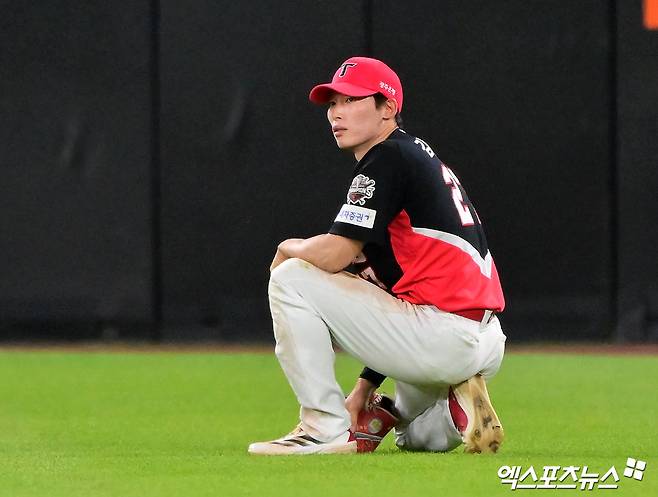9일 오후 대전 한화생명 볼파크에서 열린 '2025 신한 SOL Bank KBO리그' KIA 타이거즈와 한화 이글스의 경기, 5회말 1사 1루 KIA 김호령이 한화 문현빈의 타석때 다이빙 캐치를 실패한 후 아쉬워하고 있다. 엑스포츠뉴스 DB