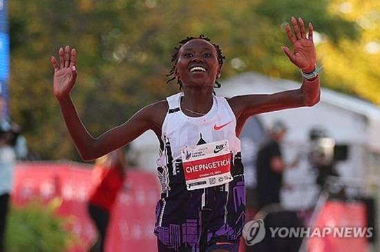 여자 마라톤 사상 처음으로 2시간10분 마의 벽을 깬 케냐 루스체픈게티가 금지약물 양성 반응으로 공식 징계를 받기 시작했다. 연합뉴스