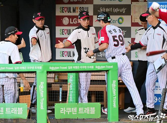 LG 트윈스 내야수 천성호(오른쪽 두 번째)가 18일 서울 잠실야구장에서 열린 2025 신한 SOL Bank KBO리그 롯데 자이언츠와의 팀 간 9차전에 2번타자 겸 3루수로 선발출전했다. 사진 엑스포츠뉴스 DB