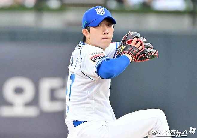 18일 오후 수원KT위즈파크에서 열린 '2025 신한 SOL Bank KBO리그' 한화 이글스와 KT 위즈의 경기, 1회초 KT 선발투수 오원석이 공을 힘차게 던지고 있다. 수원, 김한준 기자