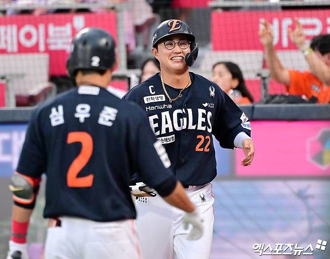 18일 오후 수원KT위즈파크에서 열린 '2025 신한 SOL Bank KBO리그' 한화 이글스와 KT 위즈의 경기, 2회초 1사 2,3루 한화 채은성이 KT 권동진의 송구 실책때 득점에 성공하고 있다. 수원, 김한준 기자