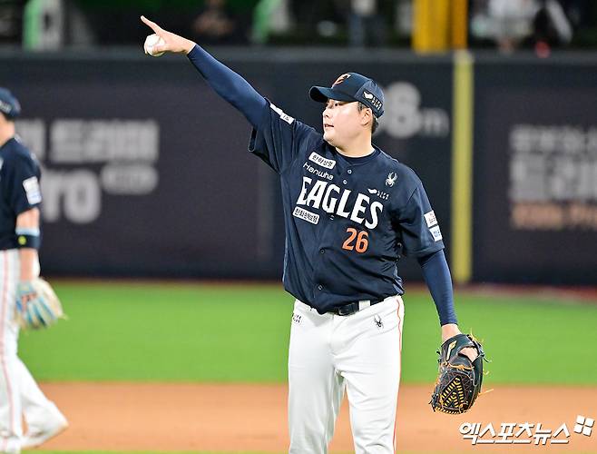 18일 오후 수원KT위즈파크에서 열린 '2025 신한 SOL Bank KBO리그' 한화 이글스와 KT 위즈의 경기, 8회말 1사 한화 한승혁이 멋진 송구를 선보인 문현빈에게 감사의 손짓을 하고 있다. 수원, 김한준 기자