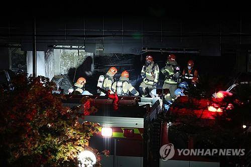 화재 발생한 광명 아파트 인명 검색 (광명=연합뉴스) 홍기원 기자 = 17일 주차장에 불이 난 경기도 광명시 소하동 한 아파트에서 소방대원들이 인명 수색을 하고 있다. 2025.7.17